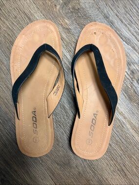 Soda Black Strap Tan Footbed Flip Flops Size 6